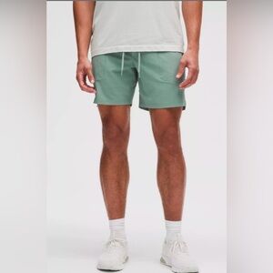 Lululemon Men's License to train linerless short pale green 8 inches Medium EUC